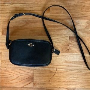BRAND NEW! Top zip cross body bag